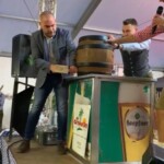 Fassanstich durch Bürgermeister Eheim
