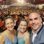 Unsere Festdamen Judith Mezger und Simone Schmitt mit Bürgermeister Eheim vor dem vollen Festzelt