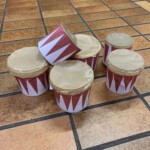 selbst gebastelte Trommeln